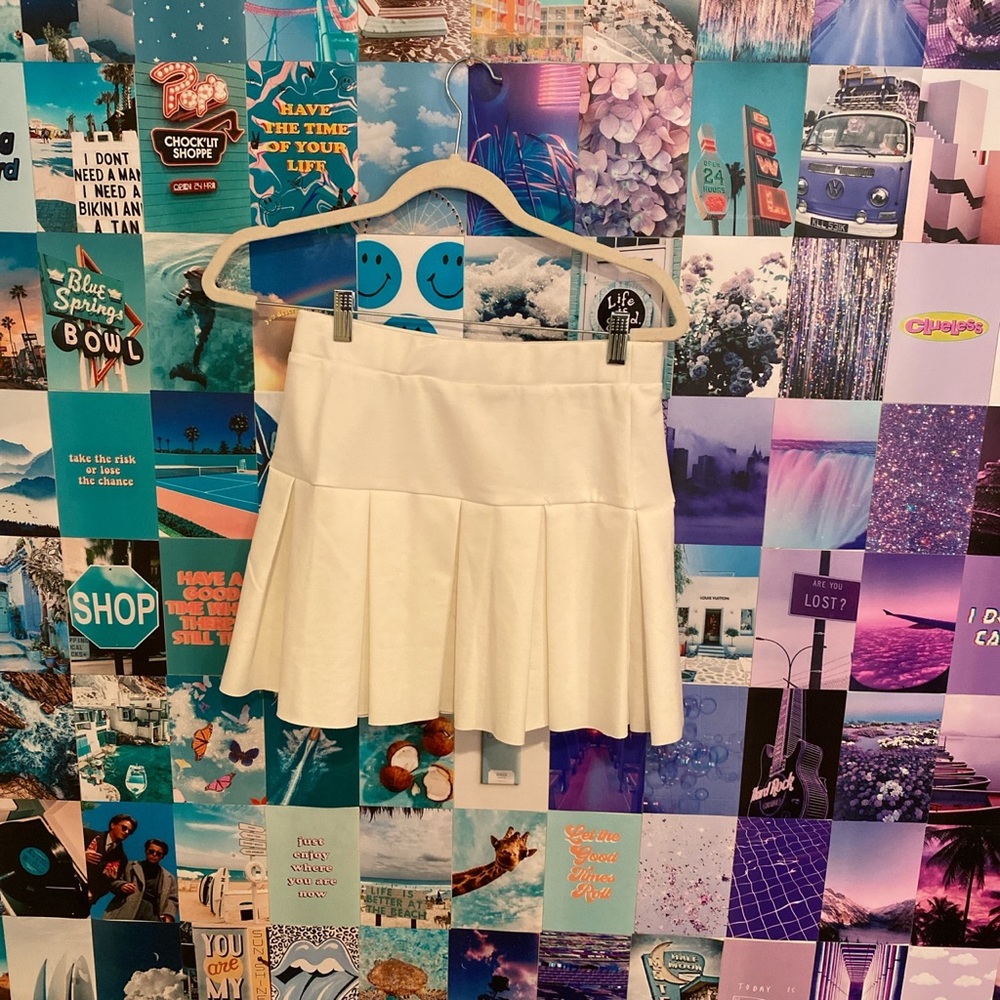 Lioness White Pleated Skirt Size Medium NWOT